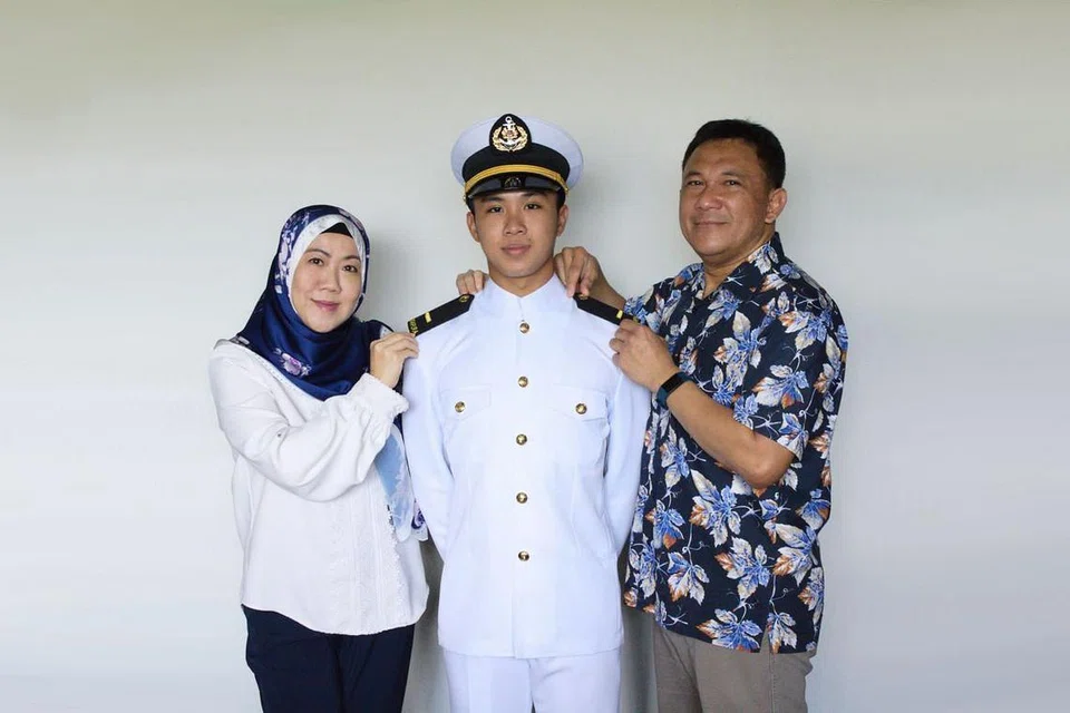 TUNGGAK SEMANGAT: 2LT Akmal Rostam bersama ibu bapanya, Cik Zulianah Sulaiman dan Encik Rostam Sarpin. Menurut 2LT Akmal, perkara yang paling mencabar sepanjang latihannya adalah apabila beliau tidak dapat menghubungi keluarganya selama tiga minggu semasa berada di atas kapal. - Foto MINDEF