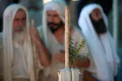 Satu kaum sedang menjalankan ritual kepercayaan mereka (gambar hiasan).