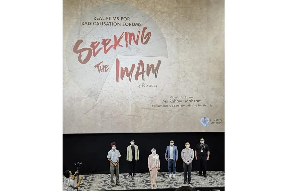 FILEM PERTAHANAN MUTLAK: Cik Rahayu Mahzam (tiga dari kiri) merasmikan tayangan siri filem dan forum oleh Humanity Matters yang dinamakan 'Seeking The Imam', di Shaw Theatres PLQ. - Foto HUMANITY MATTERS