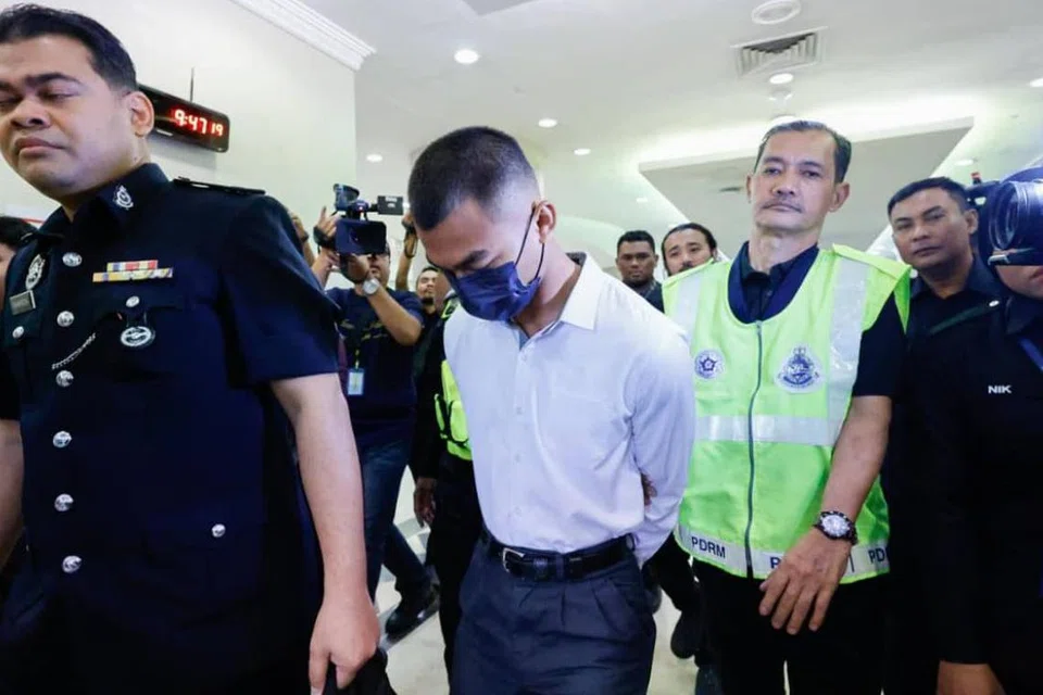 Pelajar Universiti Pertahanan Nasional Malaysia (UPNM), Amirul Iskandar Norhanizan (tengah), 22 tahun, tidak mengaku bersalah di Mahkamah Sesyen Kuala Lumpur, pada 8 November, atas tuduhan mencederakan seorang junior universiti sama dengan menekap seterika wap panas.