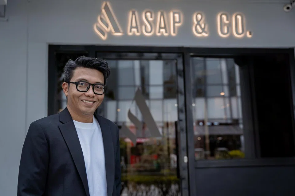 Pengasas ASAP & Co., yang juga pengasas bersama The Wangs Group, Encik Isrudy Shaik, di restorannya di Telok Ayer. 