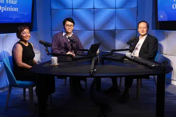 (Dari kanan) Menteri Tenaga Manusia (MOM), Dr Tan See Leng; wartawan The Straits Times (ST), Encik Tay Hong Yi; dan penolong editor podcast ST, Cik Lynda Hong, membincangkan skim sokongan kewangan untuk golongan yang menganggur tanpa pilihan dalam temu bual podcast ST, ‘In Your Opinion’.