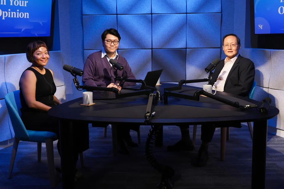 (Dari kanan) Menteri Tenaga Manusia (MOM), Dr Tan See Leng; wartawan The Straits Times (ST), Encik Tay Hong Yi; dan penolong editor podcast ST, Cik Lynda Hong, membincangkan skim sokongan kewangan untuk golongan yang menganggur tanpa pilihan dalam temu bual podcast ST, ‘In Your Opinion’.