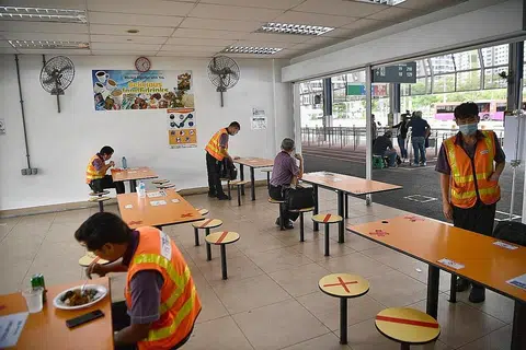 LANGKAH LEBIH KETAT: Ruang makan lebih dijarakkan dengan hanya seorang kakitangan dibenarkan makan di sebuah meja seperti di Pertukaran Bas Concourse Tampines ini, demi keselamatan para kakitangan bas. - Foto BH oleh ARIFFIN JAMAR