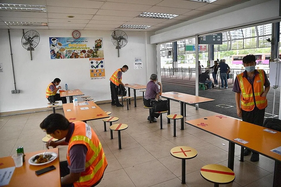 LANGKAH LEBIH KETAT: Ruang makan lebih dijarakkan dengan hanya seorang kakitangan dibenarkan makan di sebuah meja seperti di Pertukaran Bas Concourse Tampines ini, demi keselamatan para kakitangan bas. - Foto BH oleh ARIFFIN JAMAR