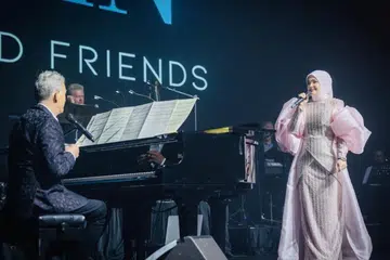 SUKAR PUASKAN SEMUA ORANG: Walaupun Datuk Seri Siti Nurhaliza menerima pujian ketika menyanyi dengan iringan piano komposer terbilang David Foster, beliau tetap dikecam kerana ada yang menyatakan sebutan bahasa Inggerisnya tidak jelas dan busananya pula ketinggalan zaman.
