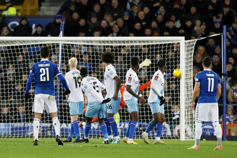 GOL KEMENANGAN: Pemain tengah Everton, Andre Gomes (jersi nombor 21), menjaringkan gol tunggal perlawanan pusingan ketiga Piala FA mereka mentang Crystal Palace. Everton memenangi 1-0 dan akan berdepan dengan Luton Town pada pusingan Piala FA seterusnya.