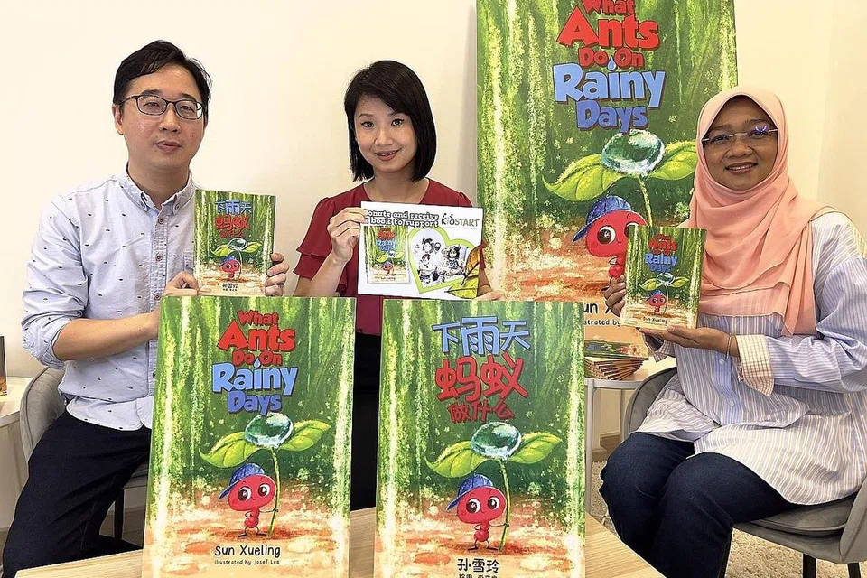 BUKU DISESUAIKAN KEPADA PEMENTASAN: Pementasan Adventures With Andi disesuaikan daripada jalan cerita buku bergambar What Ants Do, yang ditulis Cik Sun Xueling (tengah) dan dilukis oleh Josef Lee (kiri). Mereka bergambar dengan ketua eksekutif KidStart, Cik Rahayu Buang. - Foto ihsan SUN XUELING 