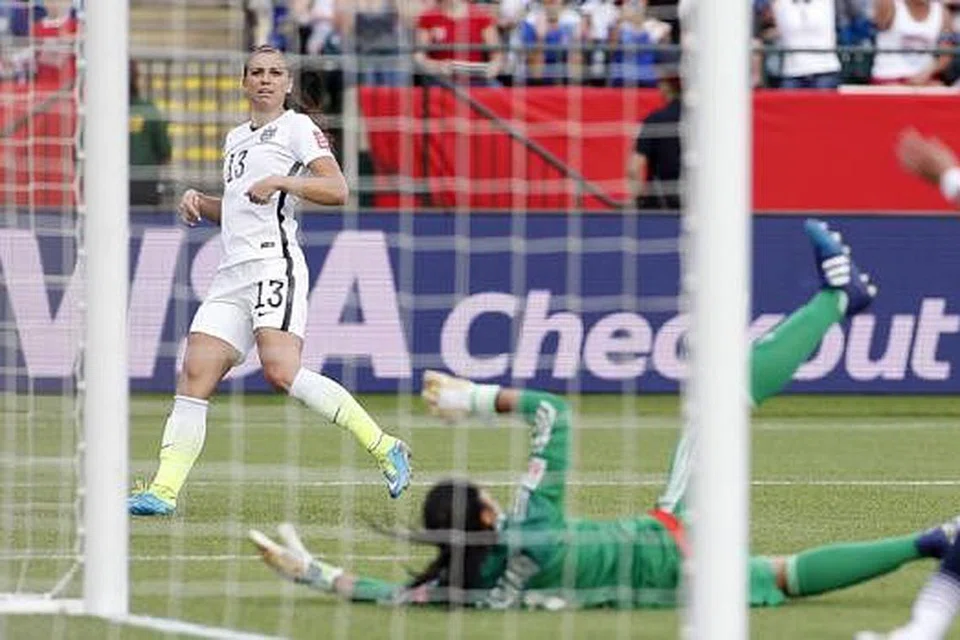 GOL: Penyerang Amerika Syarikat, Alex Morgan (jersi 13), menjaringkan gol untuk pasukannya ketika menewaskan Colombia 2-0 di kejohanan Piala Dunia wanita. - Foto REUTERS
