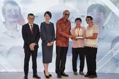 Pemenang bersama anugerah Tokoh Singapura 2023 The Straits Times, (dari kanan) Cik Ronita Paul dan Cik Geraldine Lee, menerima anugerah itu daripada Presiden Tharman Shanmugaratnam. Bersama mereka ialah ketua bersama pengurusan kekayaan UBS bagi Asia-Pasifik, yang juga ketua negara UBS Singapore, Cik Young Jin Yee,  dan Editor ST, Encik Jaime Ho.