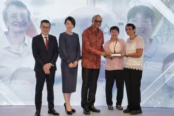 Pemenang bersama anugerah Tokoh Singapura 2023 The Straits Times, (dari kanan) Cik Ronita Paul dan Cik Geraldine Lee, menerima anugerah itu daripada Presiden Tharman Shanmugaratnam. Bersama mereka ialah ketua bersama pengurusan kekayaan UBS bagi Asia-Pasifik, yang juga ketua negara UBS Singapore, Cik Young Jin Yee,  dan Editor ST, Encik Jaime Ho.