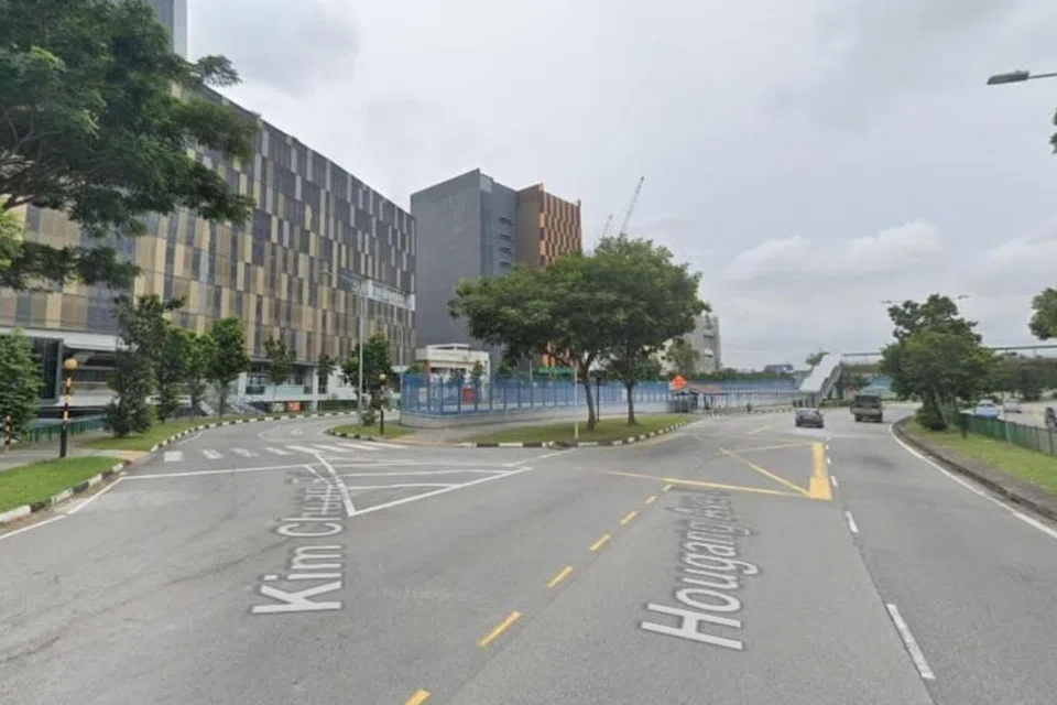 Polis Trafik berpangkat sarjan, Muhammad Firdaus Yusoff, 32 tahun, didakwa menunggang motosikal dengan kelajuan antara 94.3 kilometer setiap jam (kmh) dengan 111kmh berhampiran simpang Hougang Avenue 3 dan Kim Chuan Drive, melebihi had laju 50kmj, semasa bertugas.