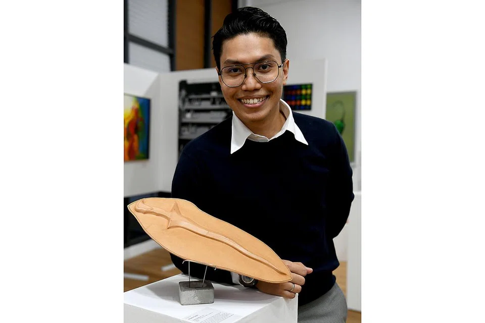 KARYA 'LUARAN DALAMAN': Dengan menggunakan kombinasi teknik tradisional pembuatan kulit dan juga percetakan tiga dimensi, rekaan Encik Khairul Faizin memaparkan jati dirinya sebagai anak muda dalam masyarakat Melayu. - Foto BH oleh KHALID BABA