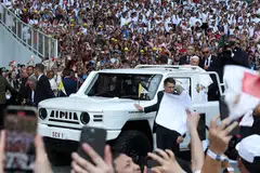 Pope Francis di dalam kenderaan ketika tiba di hadapan 80,000 puluhan ribu orang di stadium bola sepak Gelora Bung Karno di Jakarta turut menggesa agar semua agama bersatu padu untuk menjadi masyarakat yang memupuk perpaduan dan keamanan. 