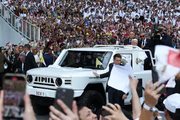 Pope Francis di dalam kenderaan ketika tiba di hadapan 80,000 puluhan ribu orang di stadium bola sepak Gelora Bung Karno di Jakarta turut menggesa agar semua agama bersatu padu untuk menjadi masyarakat yang memupuk perpaduan dan keamanan. 