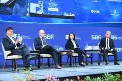 Sesi perbincangan semasa acara Prapersidangan Institut Pengajian Dasar (IPS) dan Persekutuan Perniagaan Singapura (SBF), pada 22 Julai, dianggotai Presiden Persekutuan Perkilangan Singapura, Encik Lennon Tan (kiri). Turut hadir Pengarah Pusat Pembangunan Antarabangsa Duke, Profesor Edmund Malesky; Profesor Madya Kim Soo Yeon (Sekolah Dasar Awam dan Hal Ehwal Global, Universiti British Columbia) dan moderator bagi sesi itu, Zamil Penyelidik Kanan IPS, Dr Faizal Yahya.