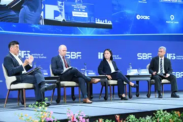 Sesi perbincangan semasa acara Prapersidangan Institut Pengajian Dasar (IPS) dan Persekutuan Perniagaan Singapura (SBF), pada 22 Julai, dianggotai Presiden Persekutuan Perkilangan Singapura, Encik Lennon Tan (kiri). Turut hadir Pengarah Pusat Pembangunan Antarabangsa Duke, Profesor Edmund Malesky; Profesor Madya Kim Soo Yeon (Sekolah Dasar Awam dan Hal Ehwal Global, Universiti British Columbia) dan moderator bagi sesi itu, Zamil Penyelidik Kanan IPS, Dr Faizal Yahya.