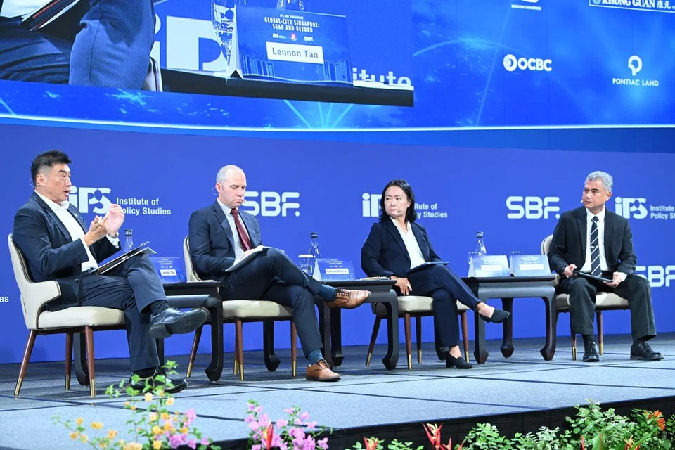Sesi perbincangan semasa acara Prapersidangan Institut Pengajian Dasar (IPS) dan Persekutuan Perniagaan Singapura (SBF), pada 22 Julai, dianggotai Presiden Persekutuan Perkilangan Singapura, Encik Lennon Tan (kiri). Turut hadir Pengarah Pusat Pembangunan Antarabangsa Duke, Profesor Edmund Malesky; Profesor Madya Kim Soo Yeon (Sekolah Dasar Awam dan Hal Ehwal Global, Universiti British Columbia) dan moderator bagi sesi itu, Zamil Penyelidik Kanan IPS, Dr Faizal Yahya.