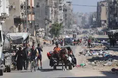 Rakyat Palestin mengangkut barang mereka ketika melarikan diri dari kawasan utara Jaluran Gaza pada 12 Oktober.