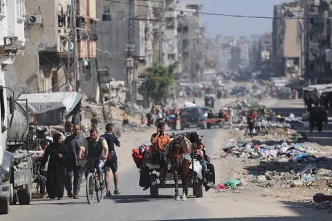 Rakyat Palestin mengangkut barang mereka ketika melarikan diri dari kawasan utara Jaluran Gaza pada 12 Oktober.