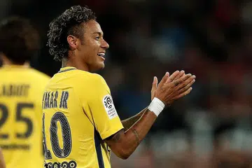 SENTUHAN HEBAT: Selain memainkan peranan bagi dua gol awal PSG, Neymar menyambar gol ketiga bagi pasukan barunya yang menewaskan Guingamp kelmarin. - Foto REUTERS