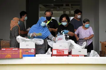 TIADA PEMBAZIRAN: (Gambar atas) Inisiatif Food Rescue Sengkang mengagihkan buah-buahan yang diselamatkan dari Pusat Borong Pasir Panjang kepada penduduk di Fernvale. - Foto fail