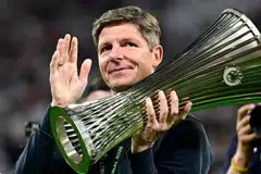 Pengurus Crystal Palace dari Austria, Oliver Glasner, mengangkat trofi selepas pasukannya menewaskan Rayo Vallecano dalam final Liga Persidangan Kesatuan Persatuan Bola Sepak Eropah (Uefa) di Leipzig, Jerman, pada 27 Mei.