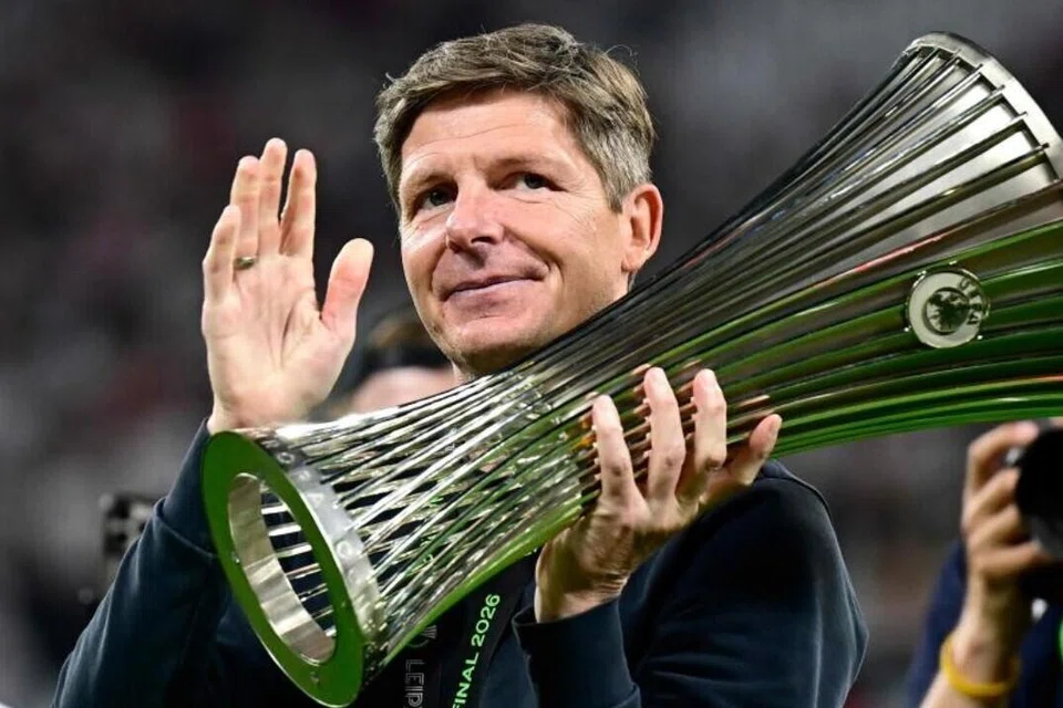 Pengurus Crystal Palace dari Austria, Oliver Glasner, mengangkat trofi selepas pasukannya menewaskan Rayo Vallecano dalam final Liga Persidangan Kesatuan Persatuan Bola Sepak Eropah (Uefa) di Leipzig, Jerman, pada 27 Mei.