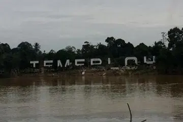 TEMERLOH LUMPUH: Air Sungai Semantan yang naik tinggi sekali disertai hujan lebat menyebabkan banjir besar di Temerloh kian buruk daripada ia bermula pada 27 Disember. Namun, air mula surut pada awal tahun ini. - Foto-foto ihsan ROSNAH AHMAD
