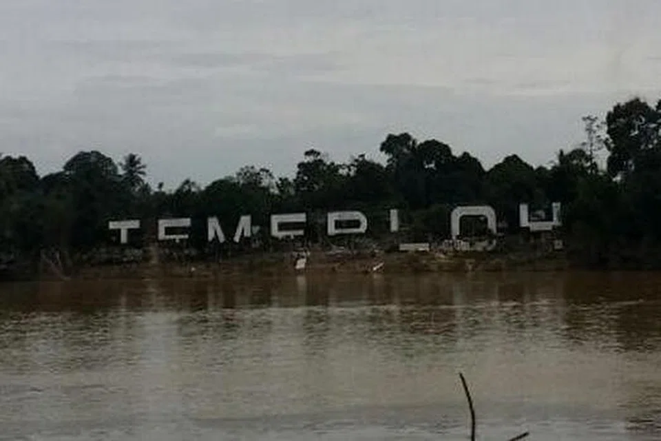 TEMERLOH LUMPUH: Air Sungai Semantan yang naik tinggi sekali disertai hujan lebat menyebabkan banjir besar di Temerloh kian buruk daripada ia bermula pada 27 Disember. Namun, air mula surut pada awal tahun ini. - Foto-foto ihsan ROSNAH AHMAD