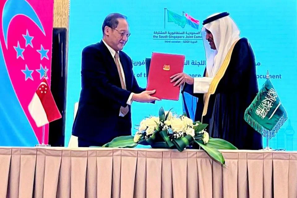 MENGESAHKAN KERJASAMA: Dr Tan See Leng (kiri) mempengerusikan bersama SSJC dengan Encik Saleh bin Nasser Al Jasser pada 17 Oktober 2023.