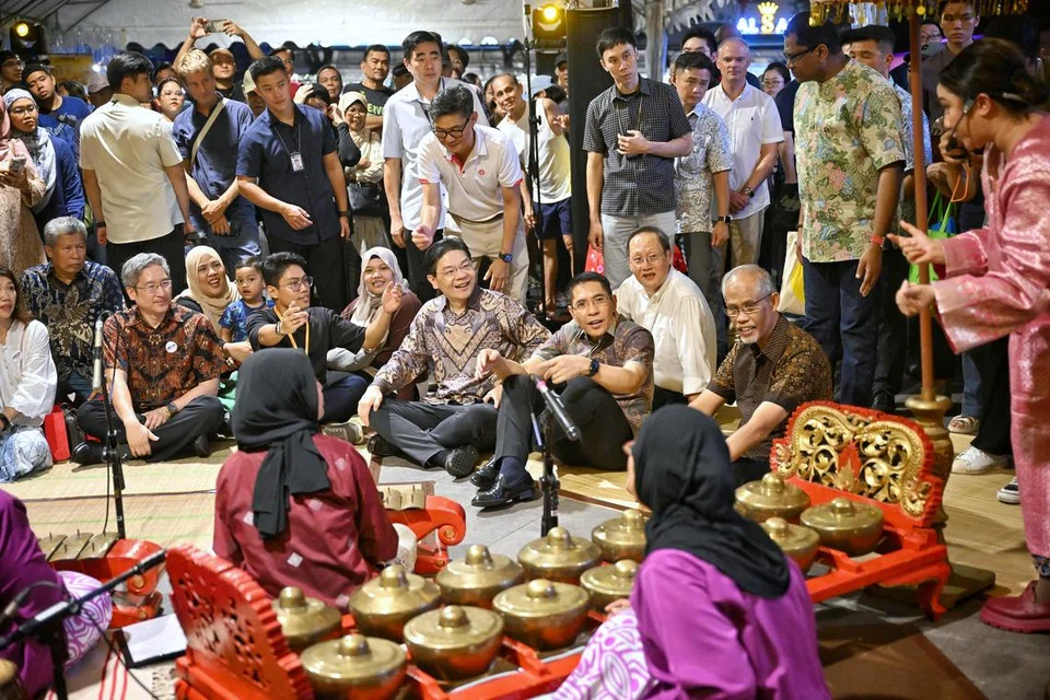 Perdana Menteri, Encik Lawrence Wong (duduk, empat dari kanan) menikmati persembahan gamelan di Pesta Jalur 2024 di Wisma Geylang Serai sempena pelancaran Gerbang Ikonik pada 7 September. Bersamanya ialah (duduk, dari kanan) Menteri Bertanggungjawab bagi Ehwal Masyarakat Islam, Encik Masagos Zulkifli Masagos Mohamad; Menteri Tenaga Manusia, Dr Tan See Leng; dan Menteri di Pejabat Perdana Menteri merangkap Menteri Kedua (Pendidikan dan Ehwal Luar), Dr Mohamad Maliki Osman, yang juga pengerusi Jawatankuasa Jalur Budaya Geylang Serai.
