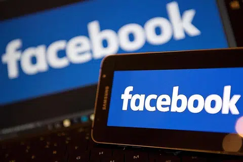 CIRI BARU APLIKASI: Facebook mengumumkan bahawa ia akan memberikan keutamaan kepada kamera dalam kemas kini aplikasi terbarunya. - Foto AFP