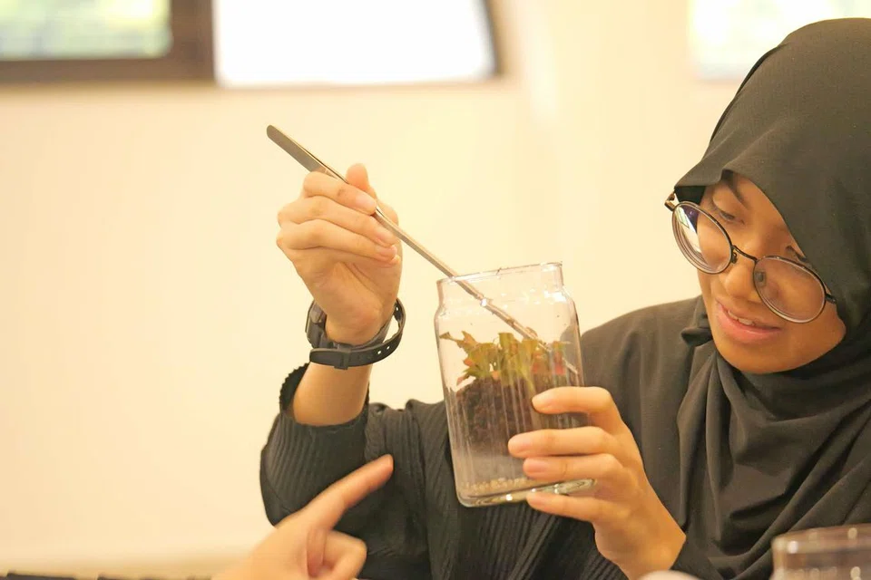 Bengkel pembuatan terarium di Masjid Al-Muttaqin merupakan salah satu kegiatan sosial yang menggalakkan belia bergaul dan berinteraksi dengan rakan-rakan sekeliling.