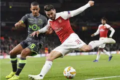 PENUH AKSI: Pemain Sporting Lisbon Bruno Gaspar (kiri) dan pemain Arsenal Sead Kolasinac (kanan) masing-masing cuba merampas bola dalam aksi perlawanan yang berakhir dengan keputusan seri 0-0. - Foto EPA-EFE