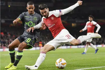 PENUH AKSI: Pemain Sporting Lisbon Bruno Gaspar (kiri) dan pemain Arsenal Sead Kolasinac (kanan) masing-masing cuba merampas bola dalam aksi perlawanan yang berakhir dengan keputusan seri 0-0. - Foto EPA-EFE