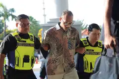Tukang rumah, Izzuddin Md Salim, 32 tahun (tengah) yang menghantar kata-kata ancaman jenayah terhadap keluarga pelawak Malaysia, Harith Iskander, dikenakan hukuman penjara lima bulan dan denda RM2,000 oleh Mahkamah Majistret Kuala Lumpur, pada 31 Januari.