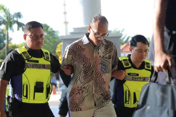 Tukang rumah, Izzuddin Md Salim, 32 tahun (tengah) yang menghantar kata-kata ancaman jenayah terhadap keluarga pelawak Malaysia, Harith Iskander, dikenakan hukuman penjara lima bulan dan denda RM2,000 oleh Mahkamah Majistret Kuala Lumpur, pada 31 Januari.