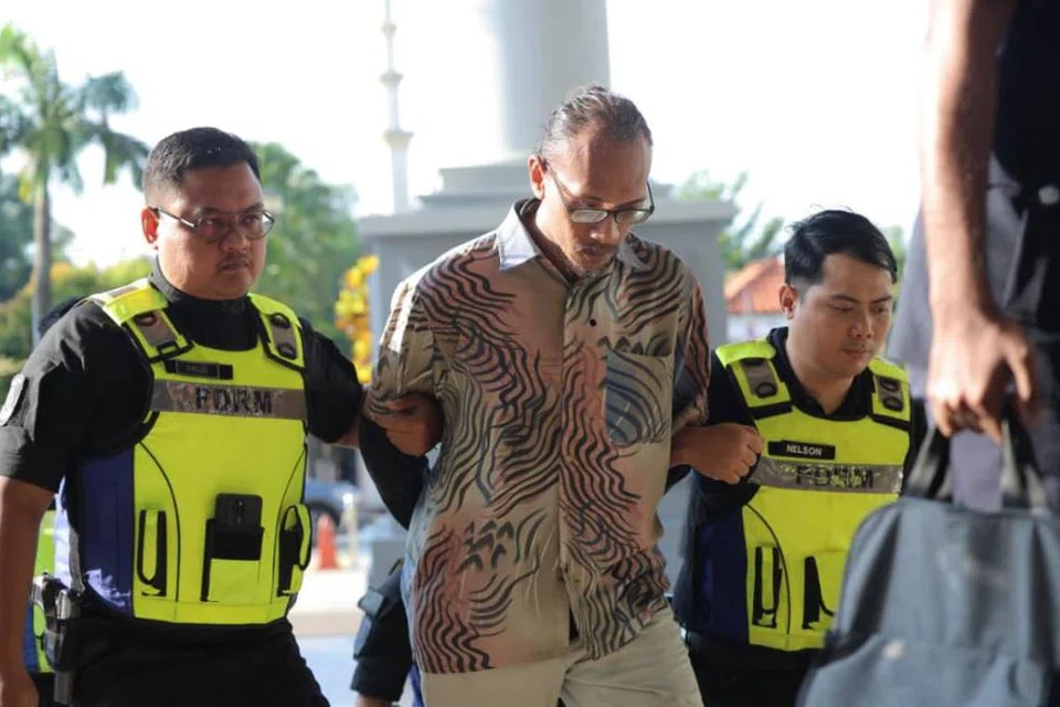 Tukang rumah, Izzuddin Md Salim, 32 tahun (tengah) yang menghantar kata-kata ancaman jenayah terhadap keluarga pelawak Malaysia, Harith Iskander, dikenakan hukuman penjara lima bulan dan denda RM2,000 oleh Mahkamah Majistret Kuala Lumpur, pada 31 Januari.