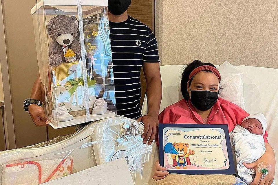 BAYI HARI KEBANGSAAN: Encik Muhammad Azree dan isteri Cik Nur Farah Hilmiyyah menyambut kelahiran anak kedua mereka Qaizer Uwais dua minit selepas 12 tengah malam 9 Ogos di KKH.