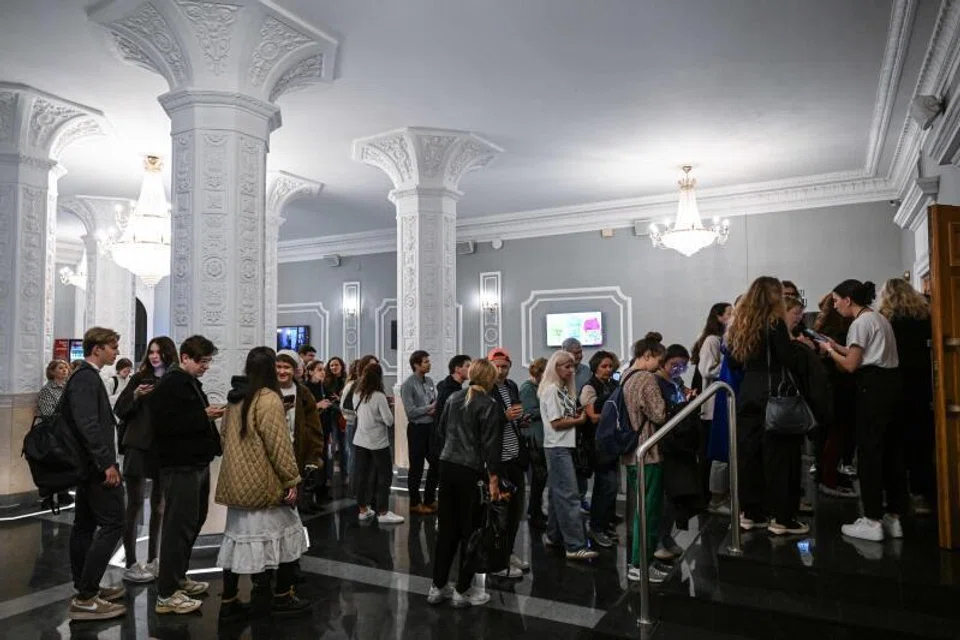 Orang ramai di Moscow, Russia, masih membanjiri pawagam, sebagaimana yang dilihat bagi tayangan filem komedi dramatik Perancis, ‘Colours of Time’, arahan Cedric Klapisch, yang menemui penonton sempena Pesta Filem Cannes.
