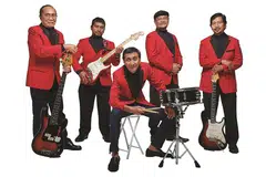 TERUSKAN IRAMA DEMI KEBAJIKAN: Anggota kugiran Pop Yeh-Yeh The Rythmn Boys, (dari kiri) M Ali Taib, Iskandar Khairuldin, M Ariff Taib, Shah Shariff dan Arshad Abdul Kadir kini menjadikan muzik sebagai wadah menabur bakti kepada masyarakat yang memerlukan. - Foto ESPLANADE