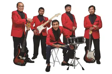 TERUSKAN IRAMA DEMI KEBAJIKAN: Anggota kugiran Pop Yeh-Yeh The Rythmn Boys, (dari kiri) M Ali Taib, Iskandar Khairuldin, M Ariff Taib, Shah Shariff dan Arshad Abdul Kadir kini menjadikan muzik sebagai wadah menabur bakti kepada masyarakat yang memerlukan. - Foto ESPLANADE