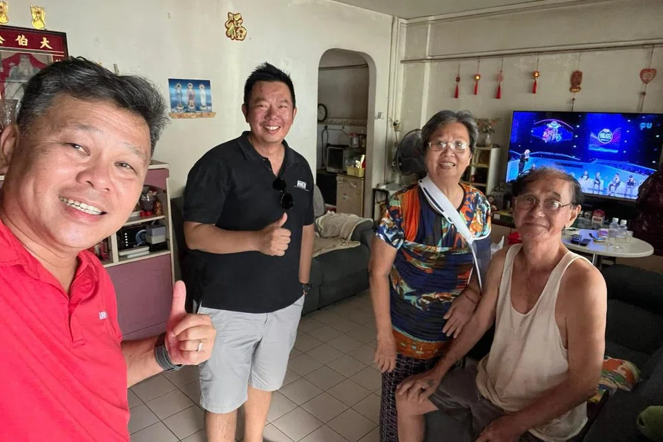 BERJAYA DITEMUI: Encik Lee (paling kanan), seorang penduduk Yishun yang dilaporkan hilang kelihatan bergambar dengan, pemimpin akar umbi Nee Soon Central, Encik Winston Loo (kedua dari kiri) dan Encik Lewis Yong (paling kiri).