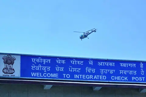 Sebuah helikopter tentera India dilihat terbang lalu di    Pos Sempadan India-Pakistan di Wagah, sekitar 35 kilometer daripada Amritsar pada 28 April 2025, selepas Islamabad menarik balik visa warga negara India sebagai membalas tindakan New Delhi membatalkan visa bagi warga negara Pakistan.