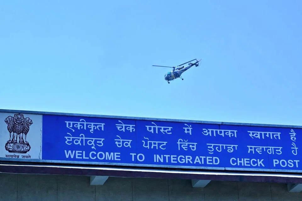 Sebuah helikopter tentera India dilihat terbang lalu di    Pos Sempadan India-Pakistan di Wagah, sekitar 35 kilometer daripada Amritsar pada 28 April 2025, selepas Islamabad menarik balik visa warga negara India sebagai membalas tindakan New Delhi membatalkan visa bagi warga negara Pakistan.
