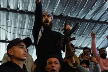 Pemberontak Syria di perhimpunan dataran Karama di bandar selatan Sweida bagi menyambut ketibaan pemberontak lain dari Aleppo dan Daraa pada 10 Disember.