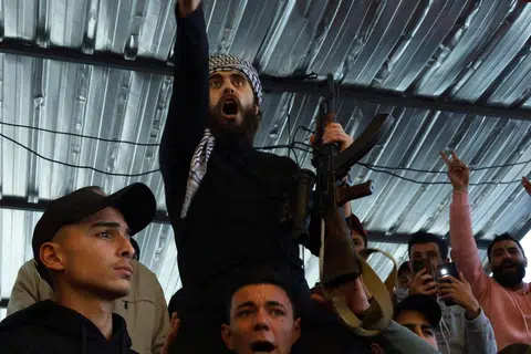 Pemberontak Syria di perhimpunan dataran Karama di bandar selatan Sweida bagi menyambut ketibaan pemberontak lain dari Aleppo dan Daraa pada 10 Disember.