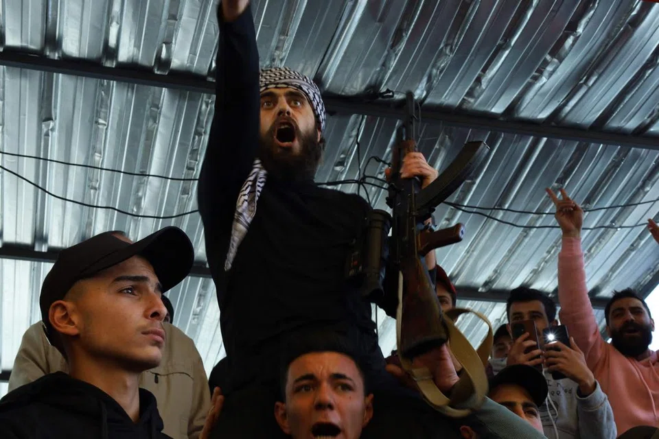 Pemberontak Syria di perhimpunan dataran Karama di bandar selatan Sweida bagi menyambut ketibaan pemberontak lain dari Aleppo dan Daraa pada 10 Disember.