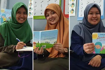 ISI KELOMPANGAN PASARAN: Tiga kawan sedarjah di Madrasah Irsyad dulu Cik Maryam Dzinnira Mohd Huzaini (kiri), Ustazah Tan Nurul Hafidzah Abdul Hadi (tengah) dan Cik Azlina Wahid (kanan) bergabung tenaga menghasilkan buku kanak-kanak bertajuk 'Ana Muslim' (Saya Seorang Muslim). Buku berhalaman tebal itu diiktiraf dalam Anugerah Buku The Daybreak Press anjuran badan tidak meraih keuntungan berteraskan pendidikan di Amerika Syarikat, Rabata, semalam. - Foto-foto BM oleh NURUL AIN RAZALI